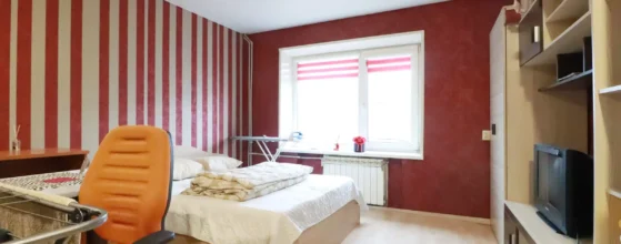 Jaukus ir šviesus kambarys su baldais Klaipėdos senamiestyje.