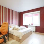 Jaukus ir šviesus kambarys su baldais Klaipėdos senamiestyje.