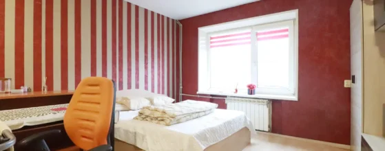 Jaukus ir šviesus kambarys su baldais Klaipėdos senamiestyje.