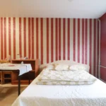 Jaukus ir šviesus kambarys su baldais Klaipėdos senamiestyje.