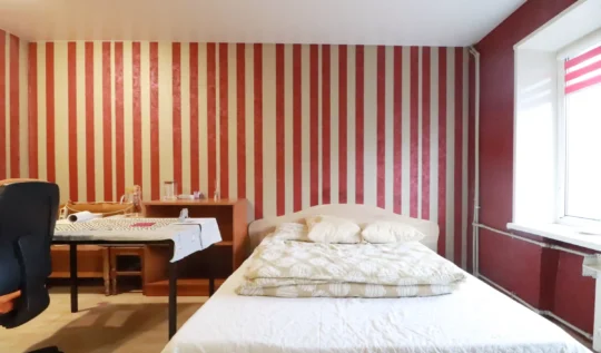 Jaukus ir šviesus kambarys su baldais Klaipėdos senamiestyje.