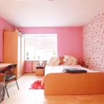 Jaukus ir šviesus kambarys su baldais Klaipėdos senamiestyje.