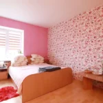 Jaukus ir šviesus kambarys su baldais Klaipėdos senamiestyje.