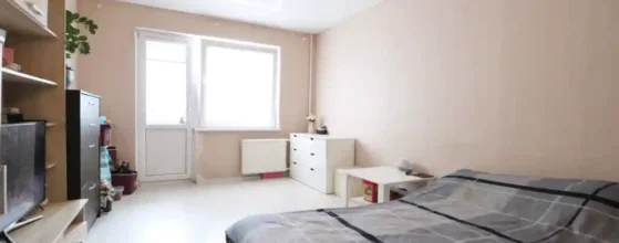 Svetainė – 3 kambarių su holu butas Kalnupės g. 2 Klaipėdoje
