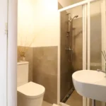 Sanitarinis mazgas dviejų aukštų kotedže Trušeliuose