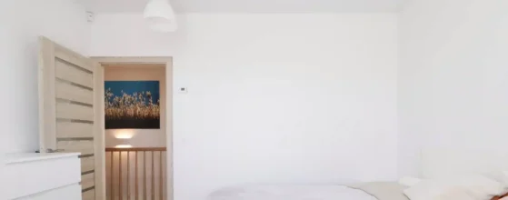 Šviesus pagrindinis miegamasis 95 m² kotedže Trušeliuose
