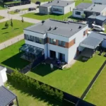 2019 metų statybos sublokuoto kotedžo fasadas Trušeliuose