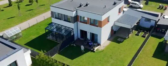2019 metų statybos sublokuoto kotedžo fasadas Trušeliuose