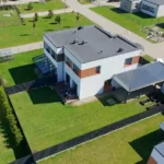 2019 metų statybos sublokuoto kotedžo fasadas Trušeliuose