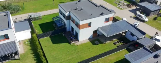 2019 metų statybos sublokuoto kotedžo fasadas Trušeliuose